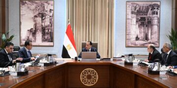 رئيس الوزراء يتابع موقف توافر المستحضرات الدوائية والخامات الفعالة بالسوق المصرية للدواء