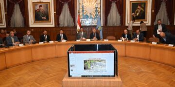 وزير الصناعة ومحافظ القاهرة يجتمعان مع مستثمري شق الثعبان لتسليم 44 عقدًا وتطوير المنطقة الصناعية