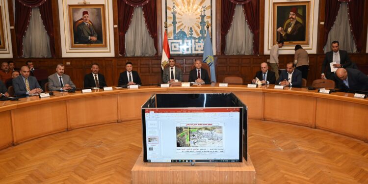 وزير الصناعة ومحافظ القاهرة يجتمعان مع مستثمري شق الثعبان لتسليم 44 عقدًا وتطوير المنطقة الصناعية