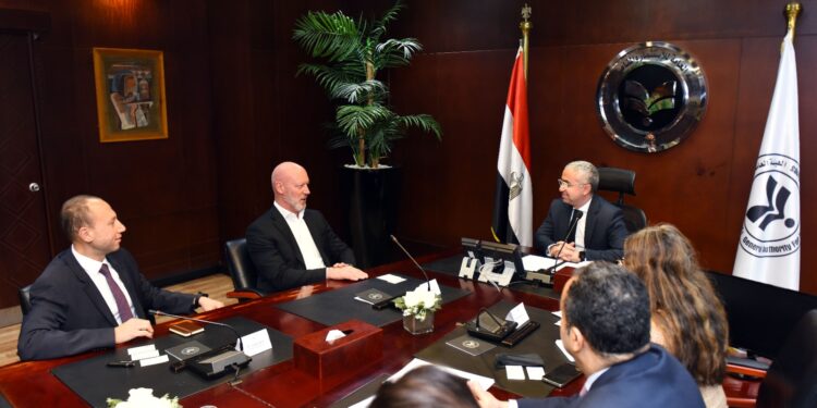 الهيئة العامة للاستثمار والمناطق الحرة وبنك HSBC يبحثان خطط الترويج الخارجي للاستثمار في مصر