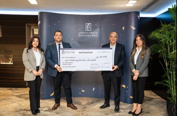 بنك الإمارات دبي الوطني مصر يسلّم الفائز بالجائزة الكبرى بقيمة 100 ألف جنيه ضمن«فيديو»