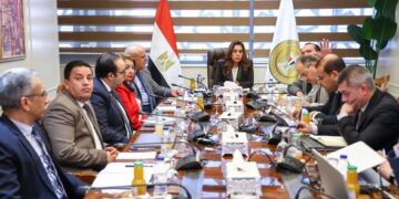 وزيرة التنمية المحلية والبيئة تتابع مع قيادات الوزارة الموقف التنفيذي لعدد من الملفات البيئية والتنموية بالمحافظات