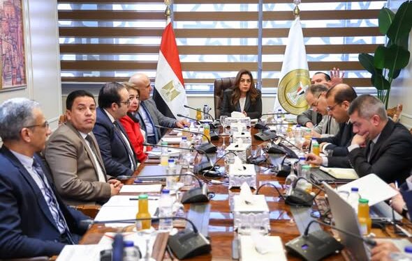وزيرة التنمية المحلية والبيئة تتابع مع قيادات الوزارة الموقف التنفيذي لعدد من الملفات البيئية والتنموية بالمحافظات