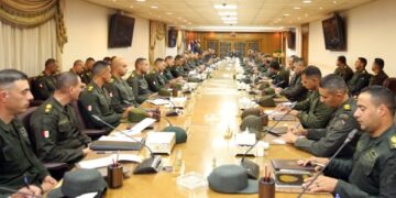 وزير الدفاع والإنتاج الحربى يلتقى عدداً من قادة الوحدات والوحدات الفرعية بالجيشين الثانى والثالث الميدانيين