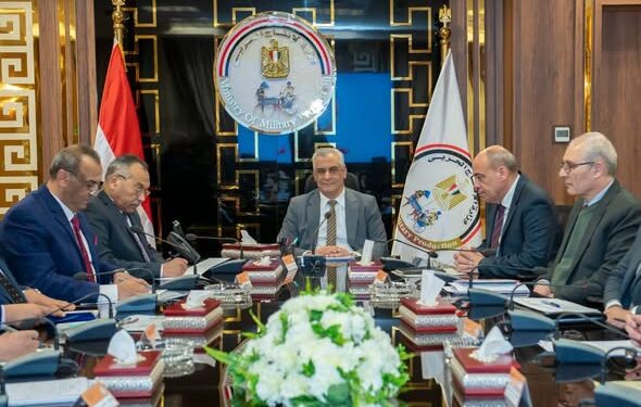 وزير الدولة للإنتاج الحربي يجتمع مع رؤساء مجالس إدارات الشركات المنتجة للذخائر