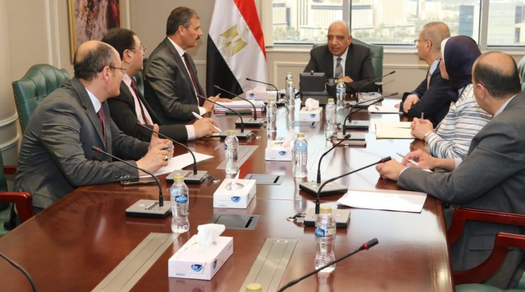 وزير الكهرباء يجتمع بخلية إدارة الأزمة ويتابع خطة التشغيل لتأمين الشبكة الموحدة