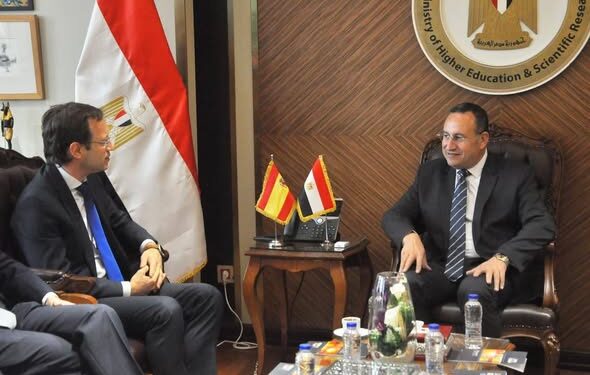 وزير التعليم العالي يبحث سبل تعزيز التعاون مع سفير مملكة إسبانيا ووفد جامعة IE الإسبانية