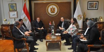 وزير التعليم العالي ومجدي يعقوب يناقشان تعزيز التعاون المشترك لدعم الرعاية الصحية