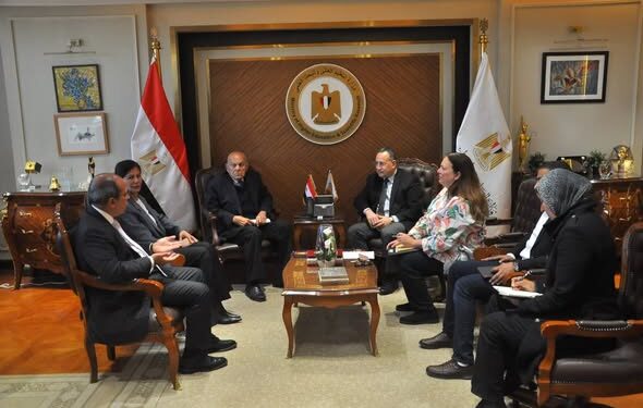 وزير التعليم العالي ومجدي يعقوب يناقشان تعزيز التعاون المشترك لدعم الرعاية الصحية