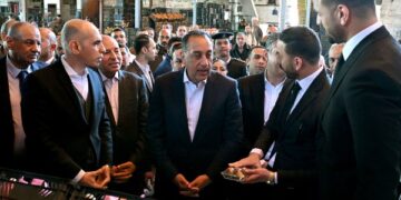 رئيس الوزراء يتفقد مكونات سوق العبور لتجارة الجملة وقطاعاتها المختلفة