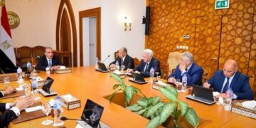 وزير الخارجية يلتقى مع مجموعة من السفراء المتقاعدين ويبحث محددات الموقف المصرى