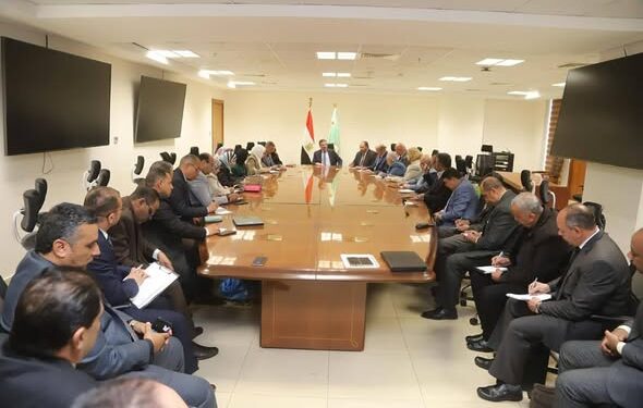 وزير الزراعة يجتمع مع قيادات الطب البيطري بالمحافظات.. ويؤكد: الطبيب البيطري خط الدفاع الأول