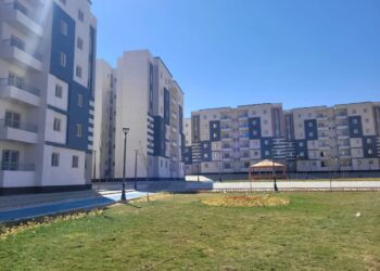 حملات مكثفة بعددٍ من المدن الجديدة لضبط وإزالة المخالفات ومنع الظواهر العشوائية 