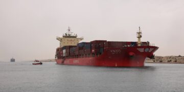 قناة السويس تشهد عبور 39 سفينة بإجمالي حمولات صافية 1.6 مليون طن اليوم الأربعاء