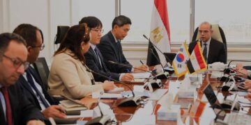 وزير الاستثمار يلتقي القائم بأعمال سفارة كوريا الجنوبية لتعزيز التعاون الاقتصادي بين البلدين