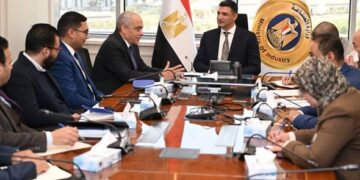 وزير الصناعة يبحث مع مجموعة العربي خطة إقامة توسعات جديدة بقيمة 480 مليون دولار بمدينة قويسنا