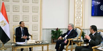 رئيس الوزراء يلتقي رئيس شركة “شيفرون” العالمية للاستكشاف والإنتاج