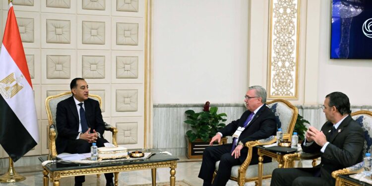 رئيس الوزراء يلتقي رئيس شركة “شيفرون” العالمية للاستكشاف والإنتاج