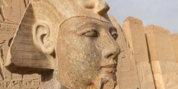 الانتهاء من ترميم رأس تمثال من الجرانيت للملك رمسيس الثاني داخل معبده في أبيدوس