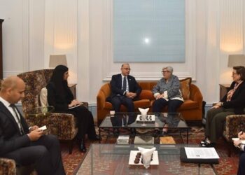 وزير الاستثمار يبحث مع الممثلة الخاصة للمملكة المتحدة لشؤون المناخ تعزيز الاستثمارات الخضراء