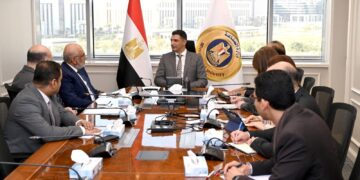 وزير الصناعة يبحث مع المدير التنفيذي لمجموعة الدول العربية في البنك الدولي سبل تعزيز التعاون