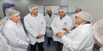 وزير الصناعة ومحافظ القليوبية يتفقدان 5 مصانع متخصصة في الصناعات الدوائية بالعبور