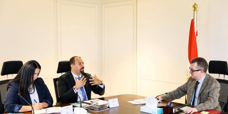 وزير التخطيط يبحث مع وفد منظمة التعاون الاقتصادي والتنمية تعزيز التعاون المؤسسي