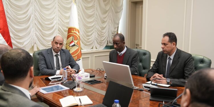 تعاون بين وزارة العمل والجامعة البريطانية لتأهيل الشباب لسوق العمل الإيطالي وتطوير منصة تشغيل