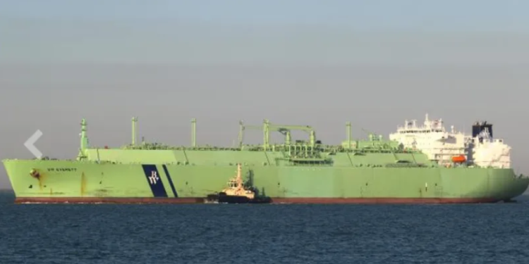 وزارة البترول تنفي أي صلة لمصر بناقلة الغاز التي تعرضت لحادث قبالة السواحل الليبية