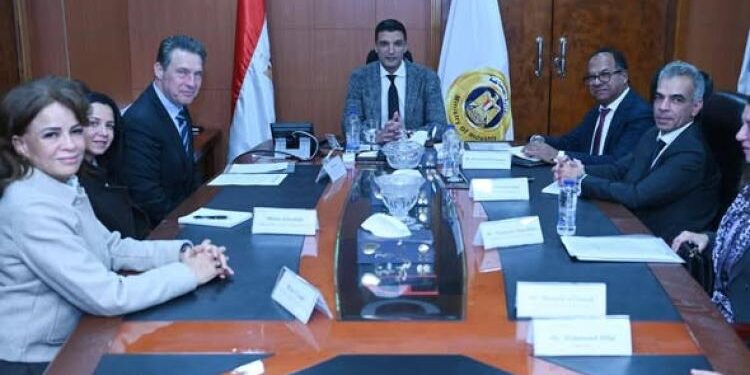 وزير الصناعة يبحث مع وفد البنك الأوروبي لإعادة الإعمار والتنمية برامج البنك في مصر للمشروعات الخضراء