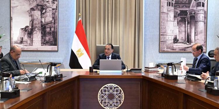 رئيس الوزراء يتابع إجراءات ترشيد استهلاك المواد البترولية والكهرباء