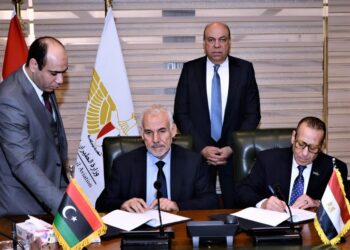 وزير الطيران المدني يشهد توقيع مذكرة تفاهم مع مصلحة الطيران المدني الليبية لتعزيز التكامل في إدارة المجال الجوي