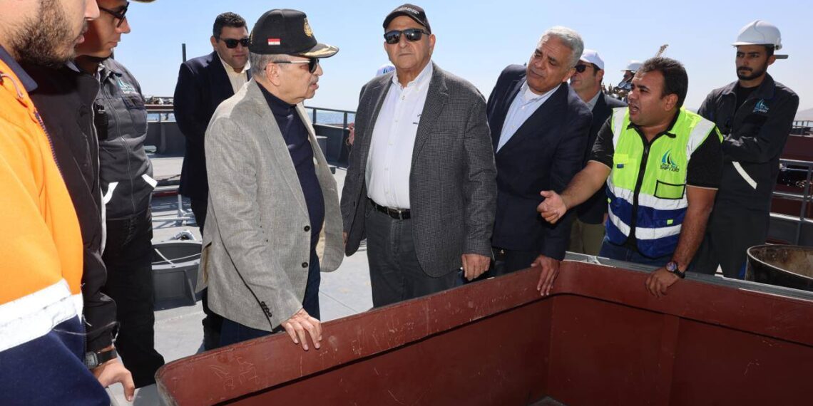 «ربيع» يتفقد شركة ترسانة جنوب البحر الأحمر للوقوف على مستجدات أعمال بناء القاطرات البحرية وسفن الصيد