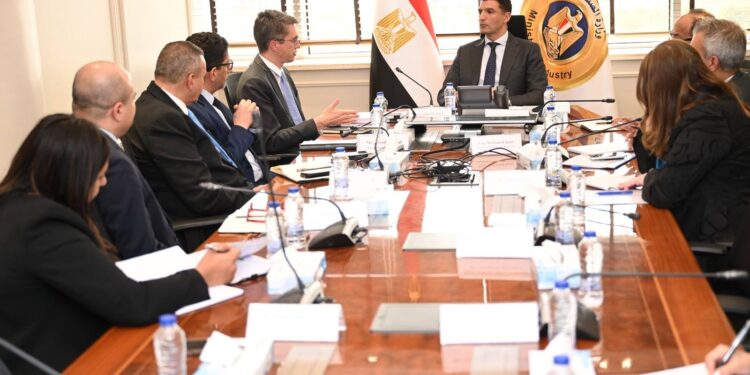 وزير الصناعة يبحث مع وفد البنك الدولي ومؤسسة التمويل الدولية سبل دعم المشروعات الصناعية في مصر