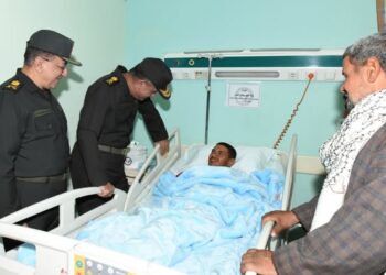 وزير الدفاع يزور عدد من المصابين بمجمع الجلاء الطبى للقوات المسلحة