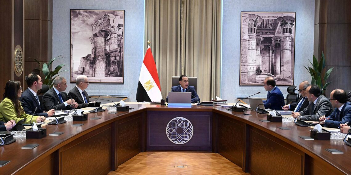 رئيس الوزراء يستعرض التقديرات الأولية لمشروع موازنة العام المالي 2026/2027