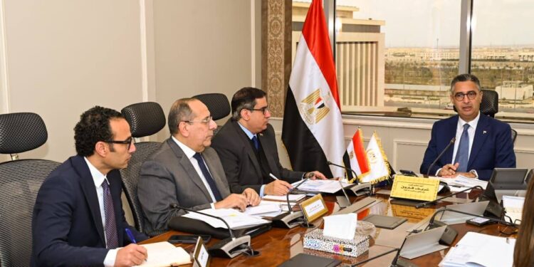 وزير التموين يعقد اجتماعًا موسعًا لمتابعة الاحتياطي الاستراتيجي من السلع والاطمئنان على توافرها بالأسواق