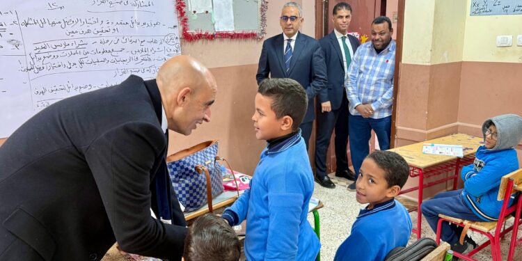 وزير التربية والتعليم يفاجئ مدارس قنا لمتابعة انضباط سير العملية التعليمية