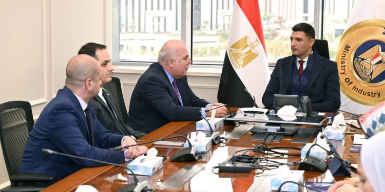 وزير الصناعة يبحث مع شركة بولاريس للتطوير الصناعي خطط التوسع بالمناطق الصناعية