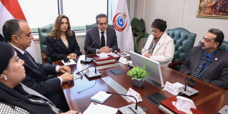 وزيرا الصحة والتنمية المحلية يوقعان بروتوكول دعم الاستراتيجية الوطنية للسكان