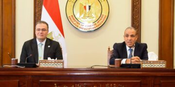 وزير الخارجية يتابع سير العمل بقطاع التعاون الدولي