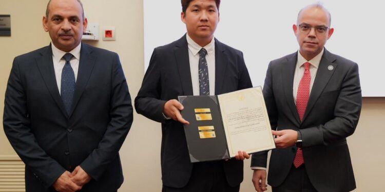 وزير الاستثمار والتجارة الخارجية يُسلم رخص ذهبية لـ 8 مشروعات مصرية وأجنبية وعربية