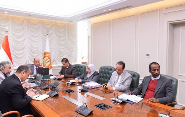 وزير العمل يعقد اجتماعًا مع مديريات دمياط والدقهلية والغربية والمنوفية