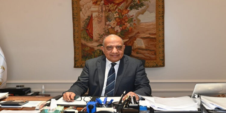 وزير الكهرباء يوجه بمد ساعات العمل بمراكز خدمة المواطنين لتقديم كافة الخدمات التي يطلبها المواطن