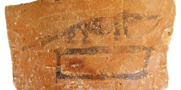 الكشف عن 13 ألف أوستراكا جديدة بموقع أتريبس الأثري بمحافظة سوهاج