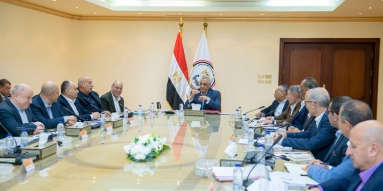 وزير التربية والتعليم يبحث مع رئيس هيئة الرقابة المالية آليات إدراج “الثقافة المالية” بالمناهج الدراسية