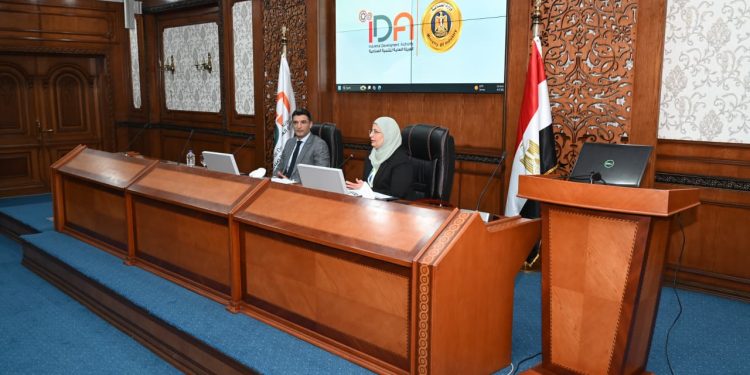 وزير الصناعة يلتقي قيادات وموظفي الهيئة العامة للتنمية الصناعية