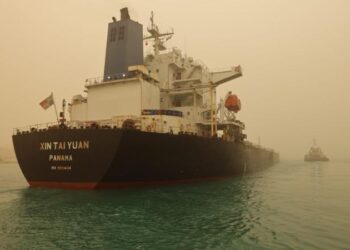 نجاح جهود قاطرات الإنقاذ البحري بقناة السويس في تعويم سفينة الصب” XIN TAIN YUAN”