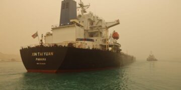 نجاح جهود قاطرات الإنقاذ البحري بقناة السويس في تعويم سفينة الصب” XIN TAIN YUAN”