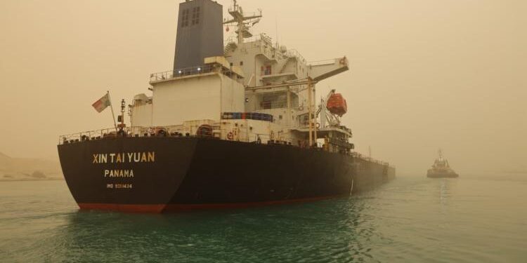 نجاح جهود قاطرات الإنقاذ البحري بقناة السويس في تعويم سفينة الصب” XIN TAIN YUAN”